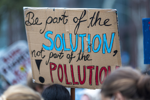 Placa dizendo "Faça parte da solução, não da poluição"